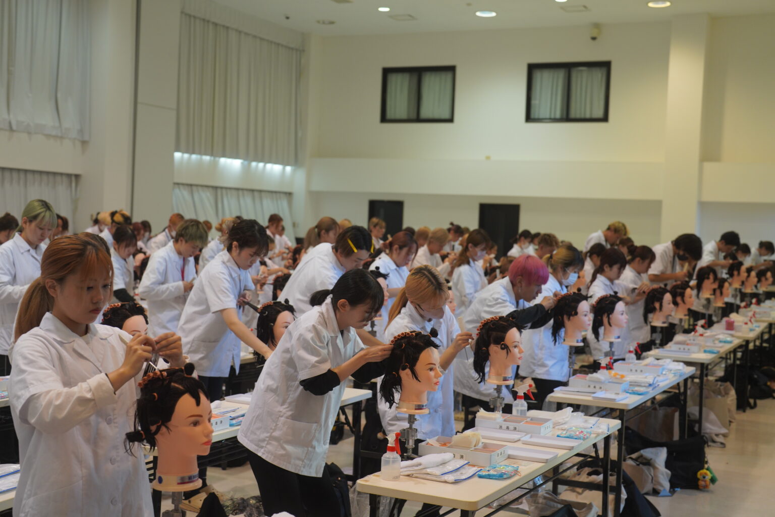 ハリウッドワールド美容専門学校スライダー